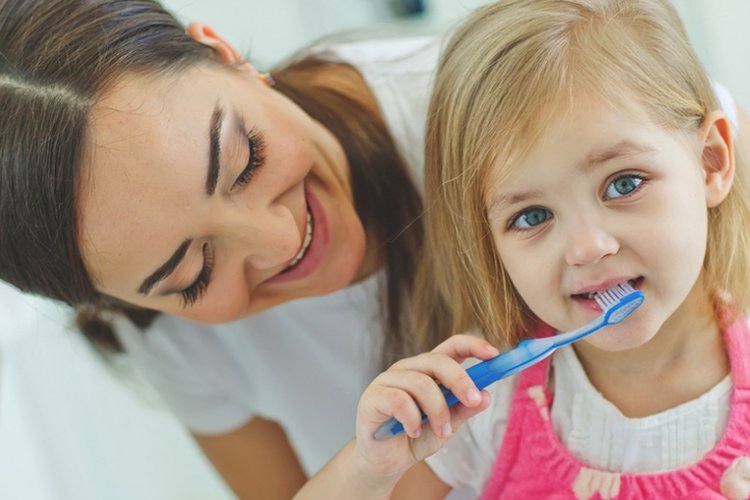 Hướng dẫn chăm sóc và vệ sinh răng miệng cho bé theo từng độ tuổi